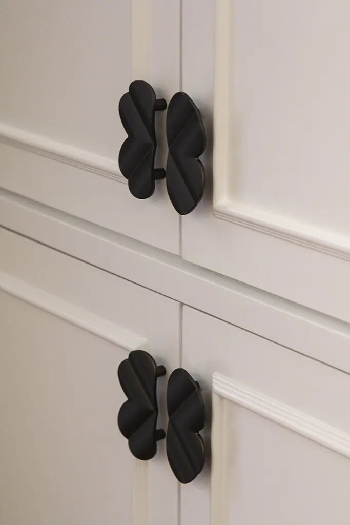 interior design finishing black handle